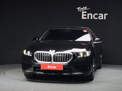 2025 BMW 5 SERIES 照片 2