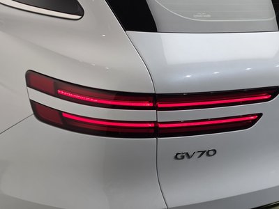 صورة 10 لـ 2023 Genesis GV70