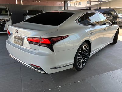 2025 LEXUS LS photo 3