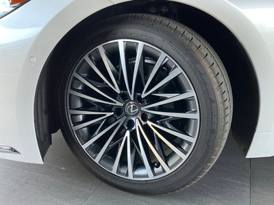 2025 LEXUS LS photo 5