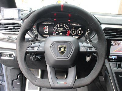 LAMBORGHINI URUS - 10