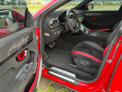 2024 Lamborghini URUS thumbnail 11