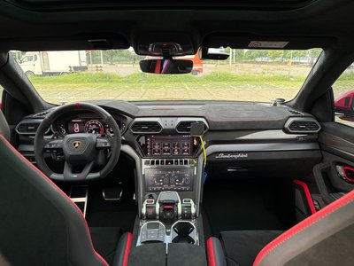 2024 Lamborghini URUS thumbnail 14
