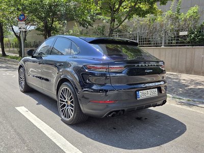 2021 Porsche CAYENNE photo 3