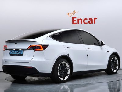 TESLA MODEL Y - 3