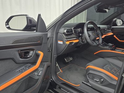2026 Lamborghini URUS photo 10