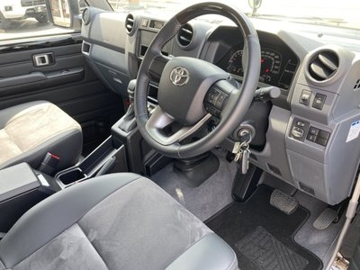 TOYOTA LAND CRUISER 70 - 3