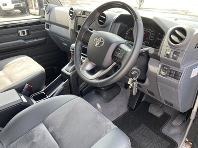 TOYOTA LAND CRUISER 70 - 2