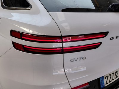 صورة 10 لـ 2023 Genesis GV70