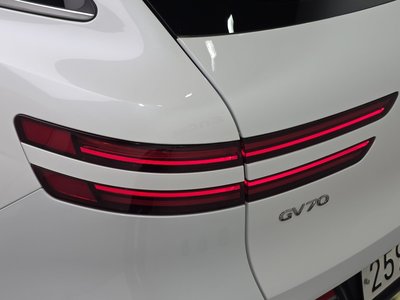 صورة 10 لـ 2022 Genesis GV70