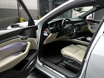 AUDI E-TRON - 10