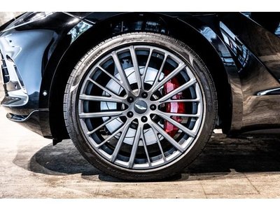 ASTON MARTIN DBX - 8