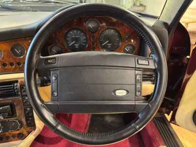 صورة 28 لـ 1997 Aston Martin V8