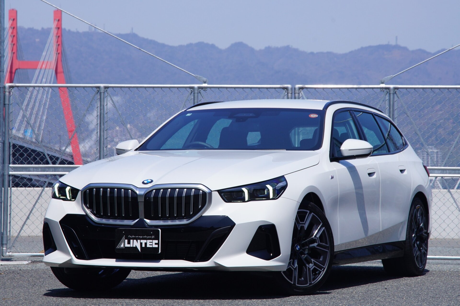 BMW 5 SERIES TOURING - View 1