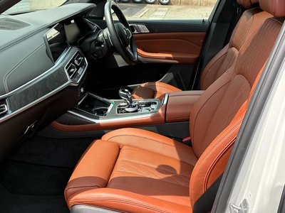 2021 BMW X7 照片 2