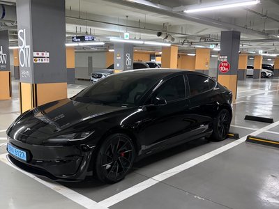 TESLA MODEL 3 - 10