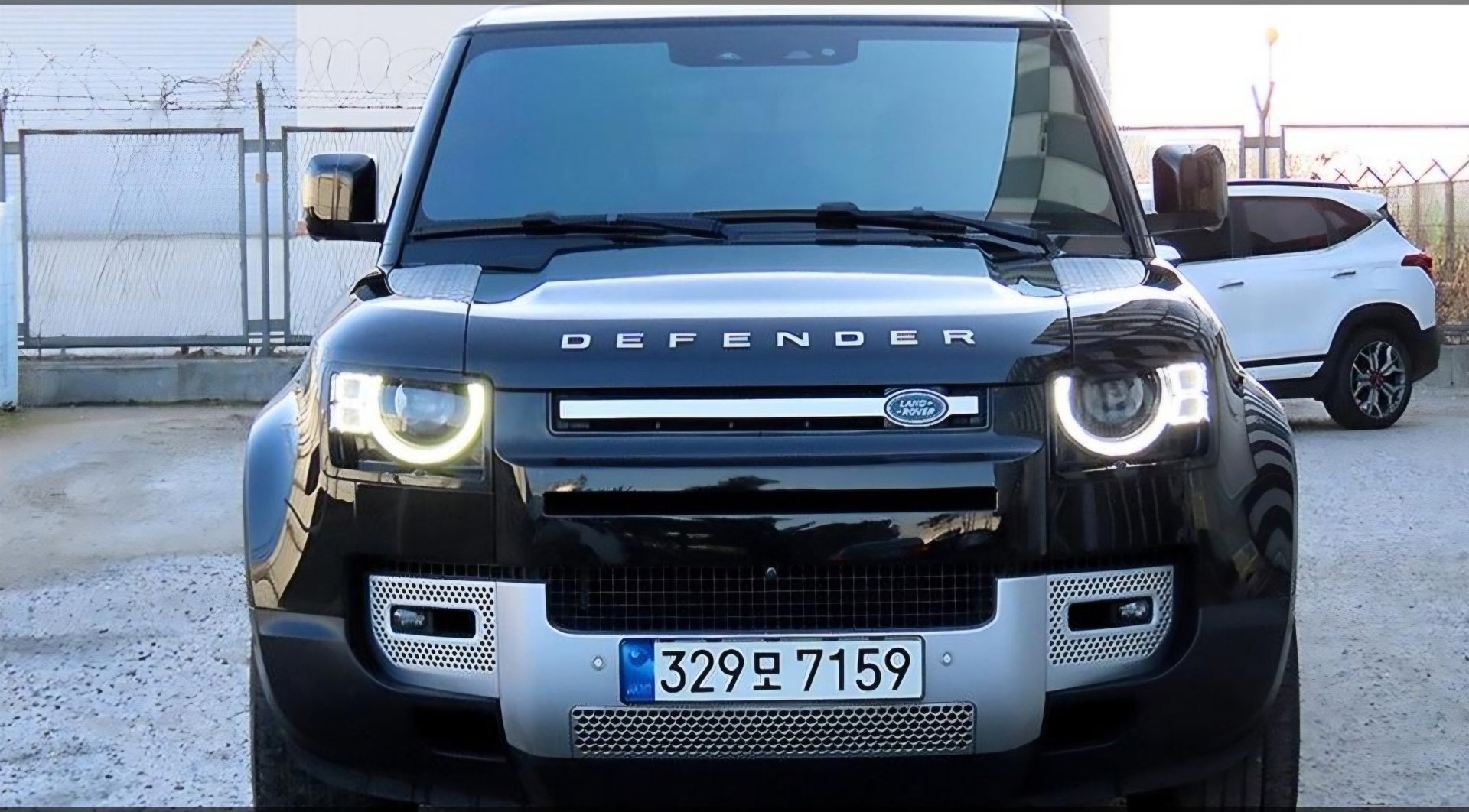 LAND ROVER DEFENDER - View 1