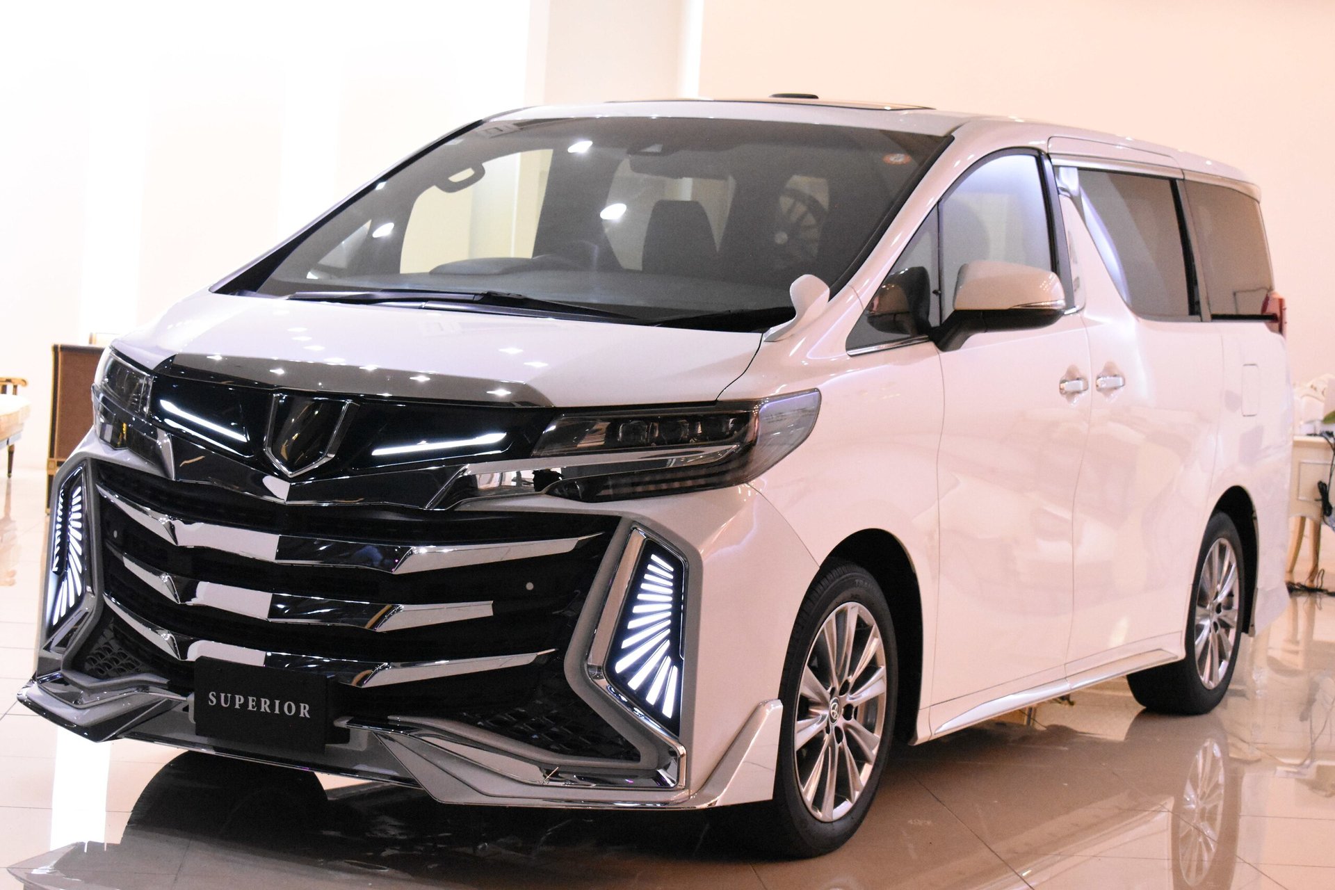 TOYOTA ALPHARD - View 1