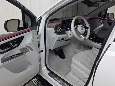 MERCEDES-BENZ EQE - 10