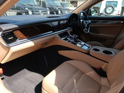 2017 Porsche PANAMERA 照片 3