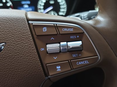 2020 Genesis G90 thumbnail 23