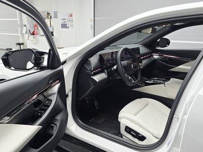 2025 BMW 5 SERIES photo 10