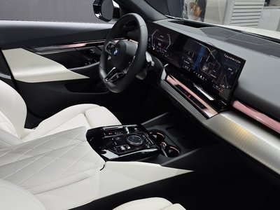 2025 BMW 5 SERIES 缩略图 19