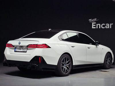 2025 BMW 5 SERIES photo 3