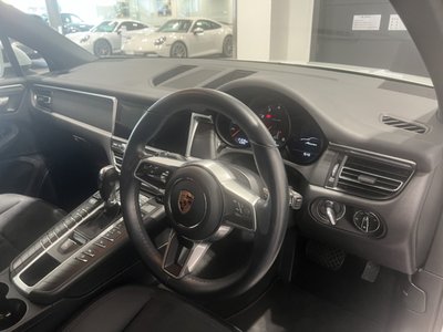 PORSCHE MACAN - 8