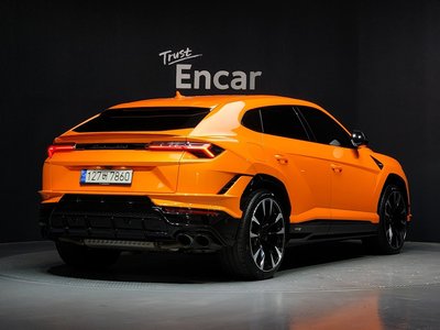 LAMBORGHINI URUS - 4