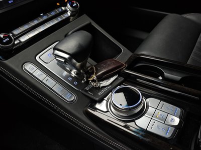 2019 Genesis G90 photo 9