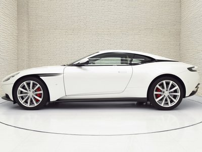 2018 Aston Martin DB11 — фото 6