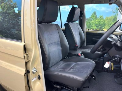 TOYOTA LAND CRUISER 70 - 8