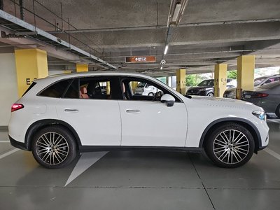2025 Mercedes-BENZ GLC photo 9