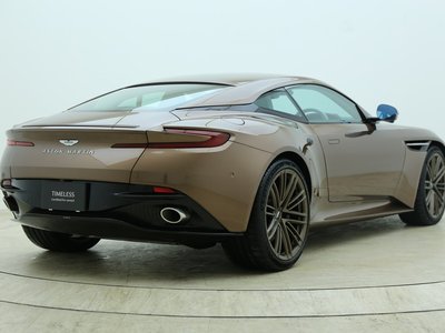 ASTON MARTIN DB12 - 5