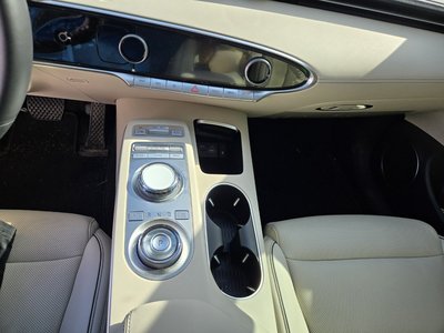 صورة 9 لـ 2024 Genesis GV70