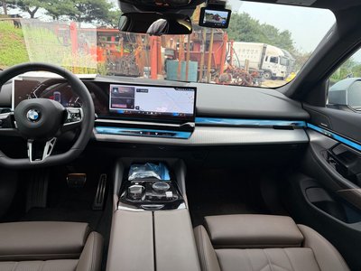 صورة 8 لـ 2025 BMW 5 SERIES