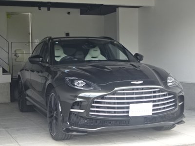 ASTON MARTIN DBX - 8