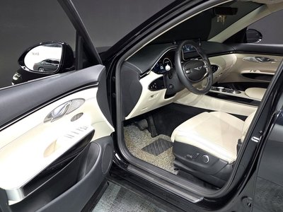 2021 Genesis GV70 — миниатюра 17