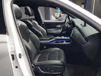 2021 Genesis GV70 — миниатюра 11