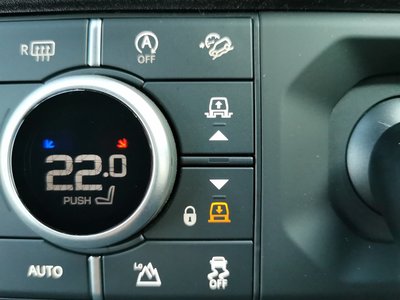 LAND ROVER DEFENDER - 4