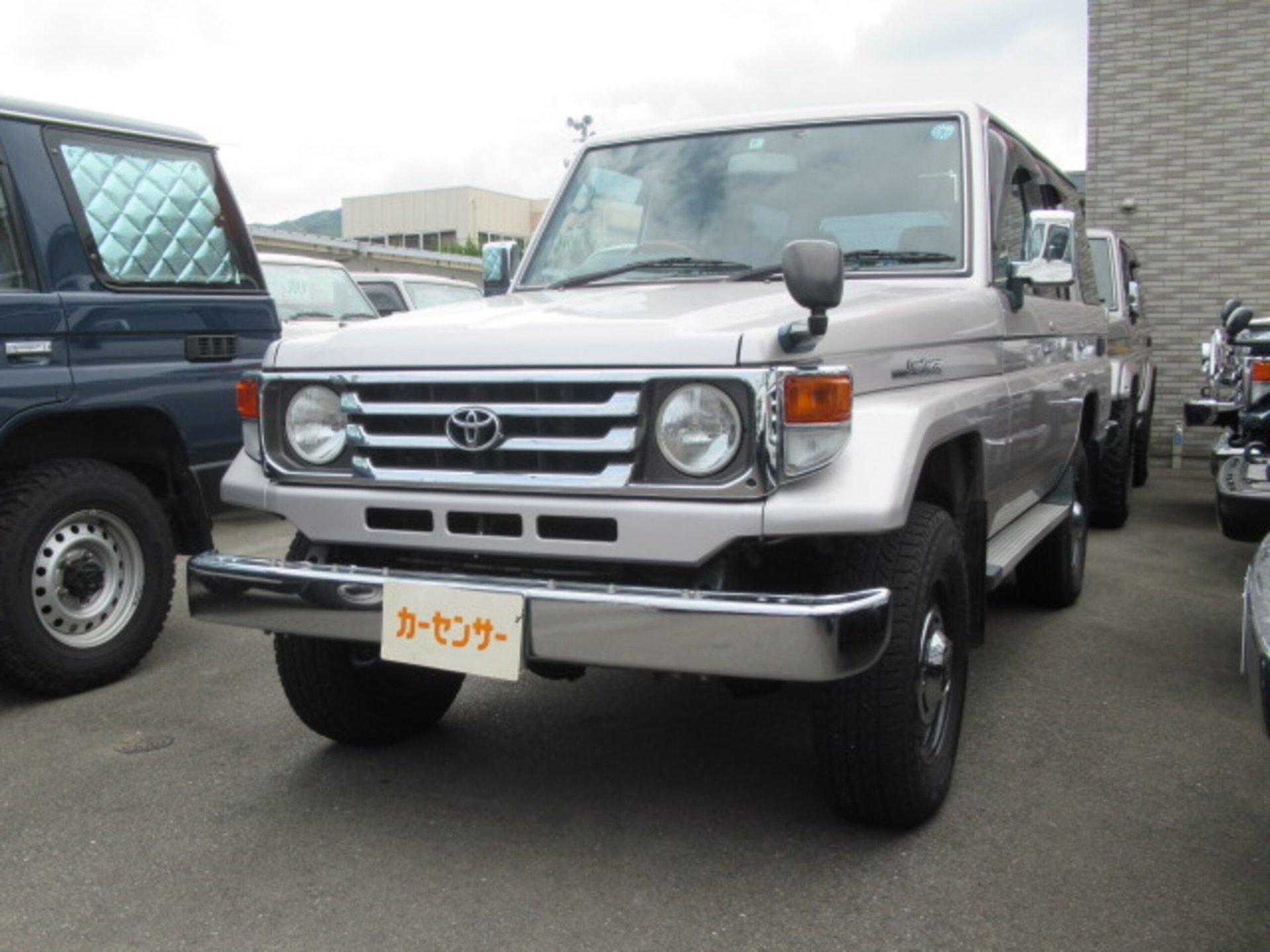 TOYOTA LAND CRUISER 70 - View 1