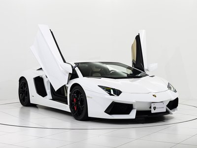 LAMBORGHINI AVENTADOR - 1