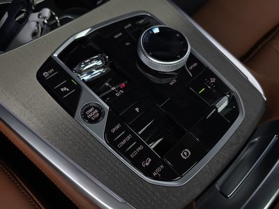 2025 BMW X7 thumbnail 12