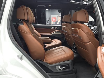 2025 BMW X7 thumbnail 18