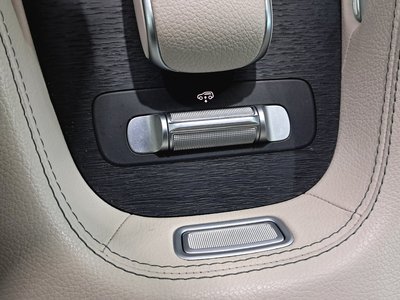 MERCEDES-BENZ GLS - 10