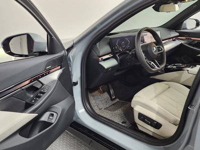 2025 BMW 5 SERIES — фото 10