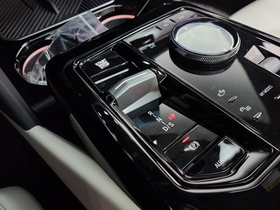 2025 BMW 5 SERIES — фото 9