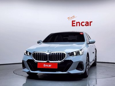 2025 BMW 5 SERIES — фото 2