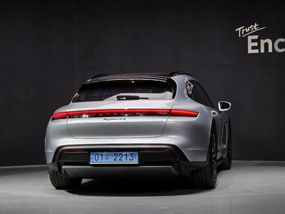 PORSCHE TAYCAN - 3